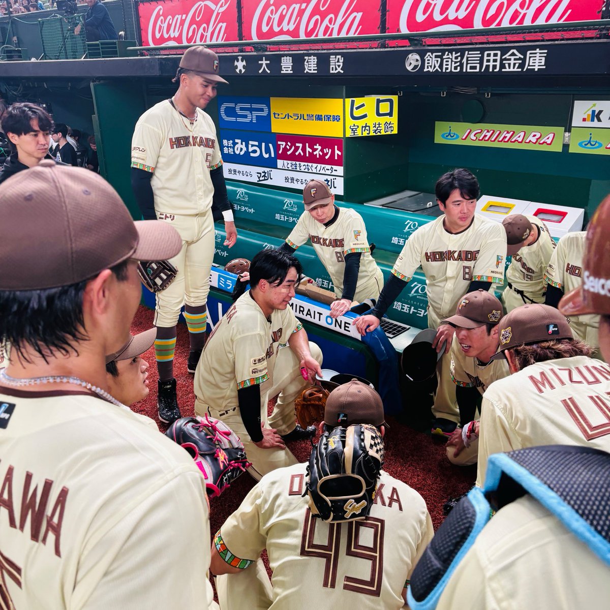 FightersPR's tweet photo. きょうの声出しは五十幡亮汰選手！

「昨日の悔しさはありますが、切り替えてカード勝ち越しを狙いましょう！」

#ドミれ 
#lovefighters https://t.co/sM0cQXHQLV