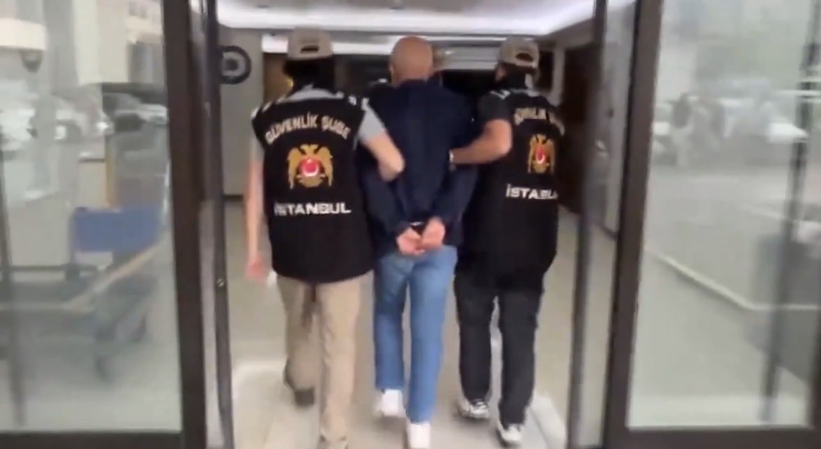 yalansoylemedik's tweet photo. Bir gazetecinin ters kelepçeyle gözaltına alınması ve ardından tutuklanması, basın ve ifade özgürlüğü açısından kabul edilemezdir. Ali Çağatay serbest bırakılmalıdır. https://t.co/lZ7TWKGZHA