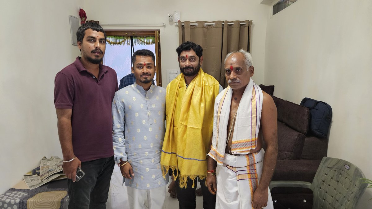 BaddamPrem's tweet photo. గడ్డిఅన్నారం డివిజన్ పరిధిలోని కమలానగర్ కాలనీ వాసులు శ్రీ రామకృష్ణ గారి ఆహ్వానం మేరకు హయత్నగర్‌లో నిర్వహించిన వారి నూతన గృహప్రవేశ మహోత్సవంలో బద్దం ప్రేమ్ మహేశ్వర్ రెడ్డి పాల్గొని కుటుంబ సభ్యులను కలిసి శుభాకాంక్షలు తెలియజేశారు. https://t.co/XybVHCpCyn