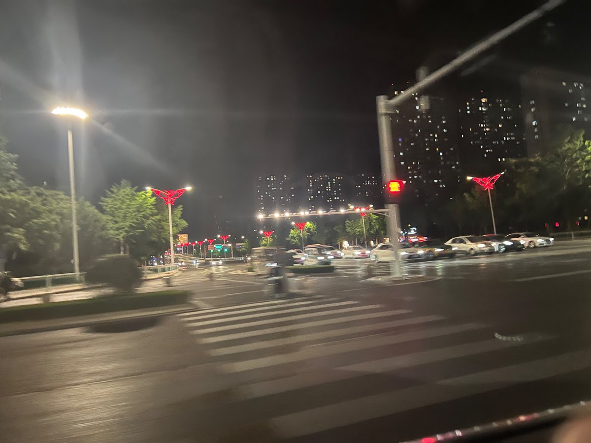 aming0536's tweet photo. 潍坊是很性感的城市，连路灯都是情趣的 https://t.co/xXb7f0hay4