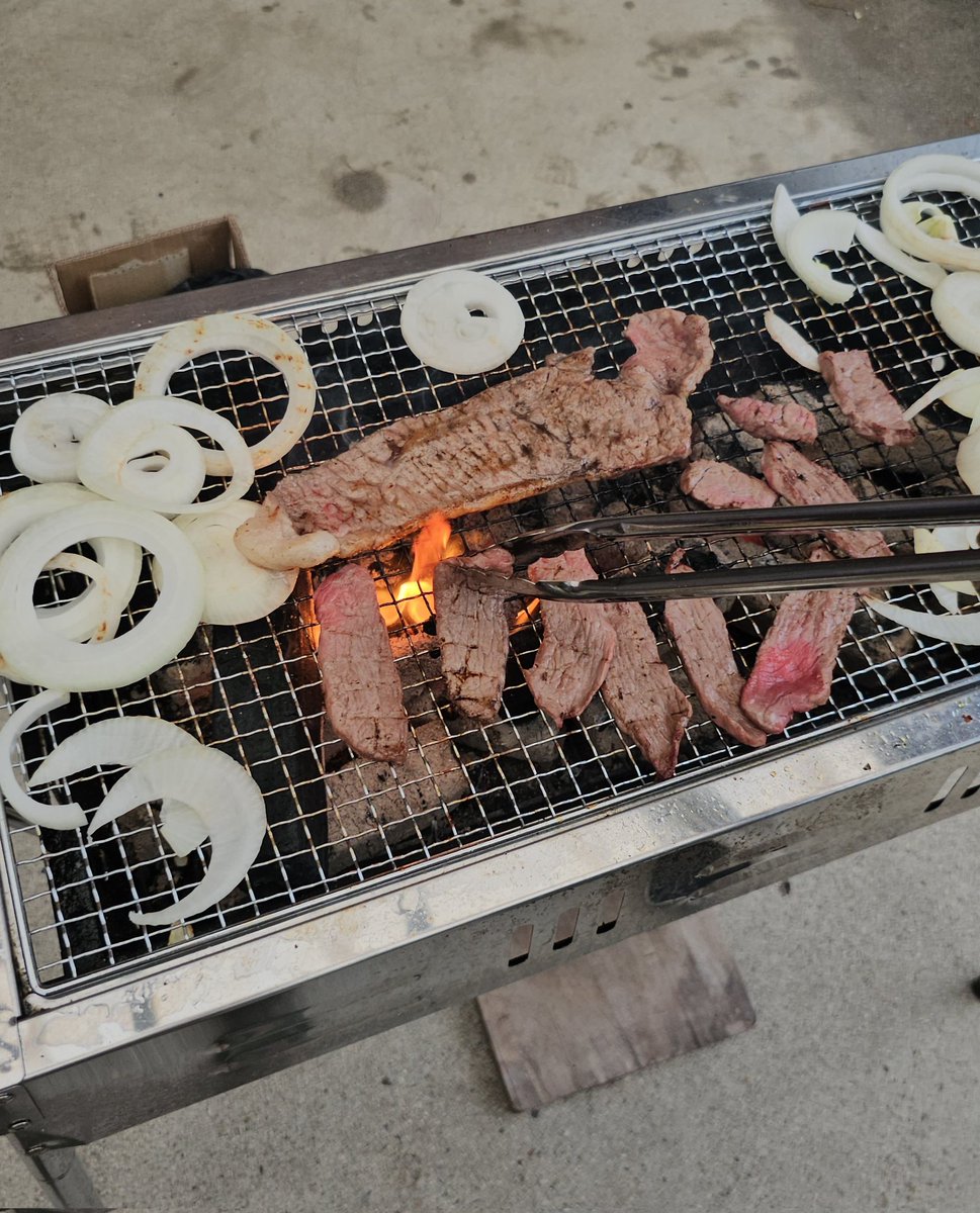11TA2822's tweet photo. 親友と一緒にバーベキュー サーロインステーキは柔らかくて美味しかったです。 https://t.co/yHanMME2vL
