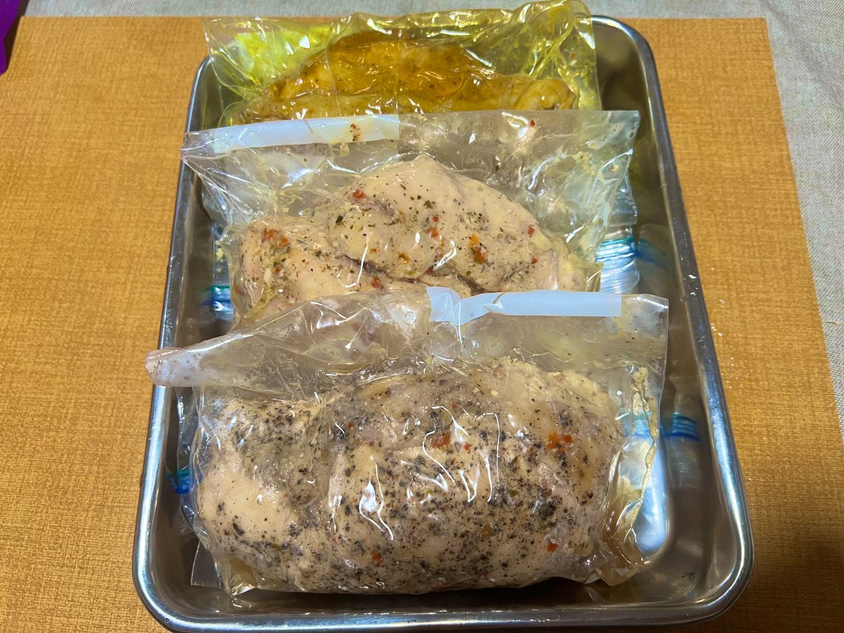 lepthgar's tweet photo. 鶏むね安く買えた時はサラダチキン的なものを色んな味にして作ってみてるんだけど、塩麹使って仕込むと全然食感変わってびっくりした。柔らかくなり方が独特で好みは分かれそうだけど… https://t.co/f4Tn4WIiXw