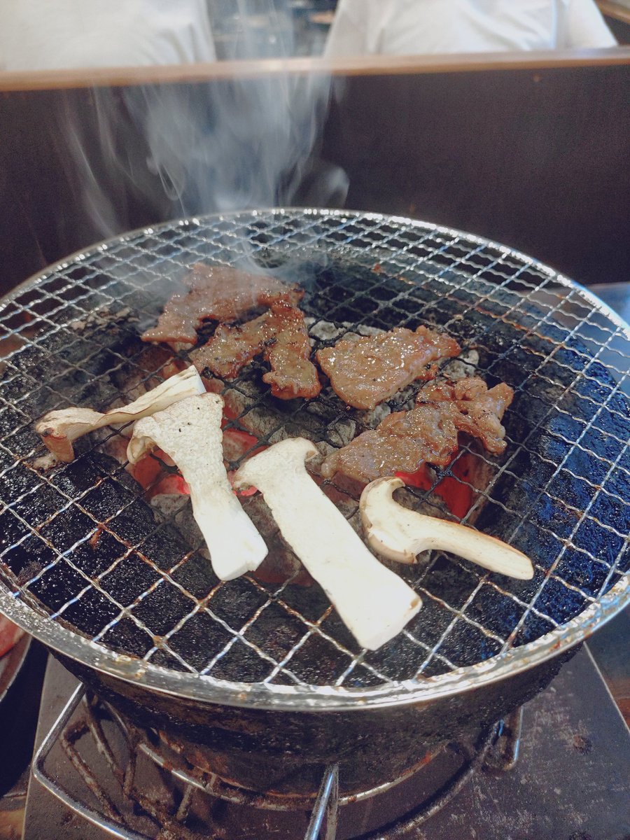 momo_224's tweet photo. 一人焼肉最高〜🍖
この肉と真剣に向き合うのがいいんだよ〜 https://t.co/DPbRRTbwgO