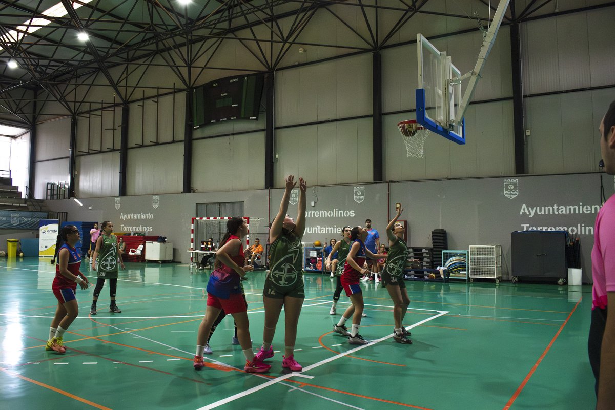 JuegosEMDE's tweet photo. 🔝 Arrancamos el día tres de competición de la categoría Cadete con las gradas llenas de público que animan a sus equipos.

😜Ya en juego los últimos partidos de la fase grupos y los primeros de cuartos de final.

¡Suerte a todos!

#deportescolar

@mcyadra 
@DeportesTorremo https://t.co/2J9hEMwnYb