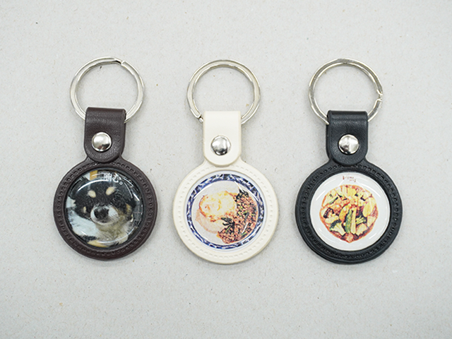 retro_JAM's tweet photo. ＼新商品／
「メタルチャーム」と「レザータグ」が登場🐶

JAMのお店で、新しく「メタルチャーム」と「レザータグ」が作れるようになりました！

ピンズや缶バッジと同じように、お好きなデザインを1個から作成できます◎
バッグやポーチ、鍵などのワンポイントにぴったりです！

▽詳細はこちら🐈
https://t.co/VHDClXDInQ