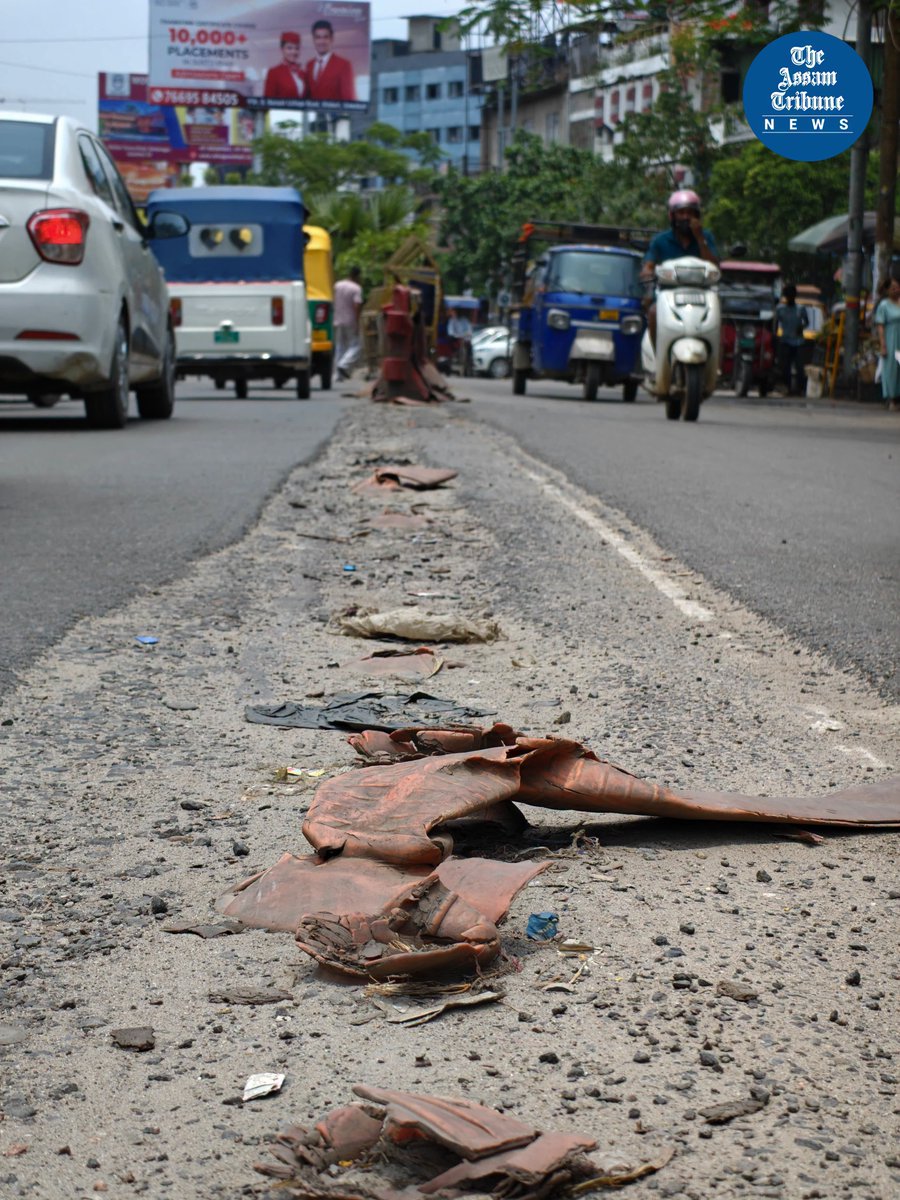 assamtribuneoff's tweet photo. #InPics | Flexible bollards installed at Ganeshguri to streamline traffic movement have been damaged and uprooted by commuters, raising concerns over public responsibility towards civic infrastructure.

#guwahati #TheAssamTribune https://t.co/NbET9ccNCb