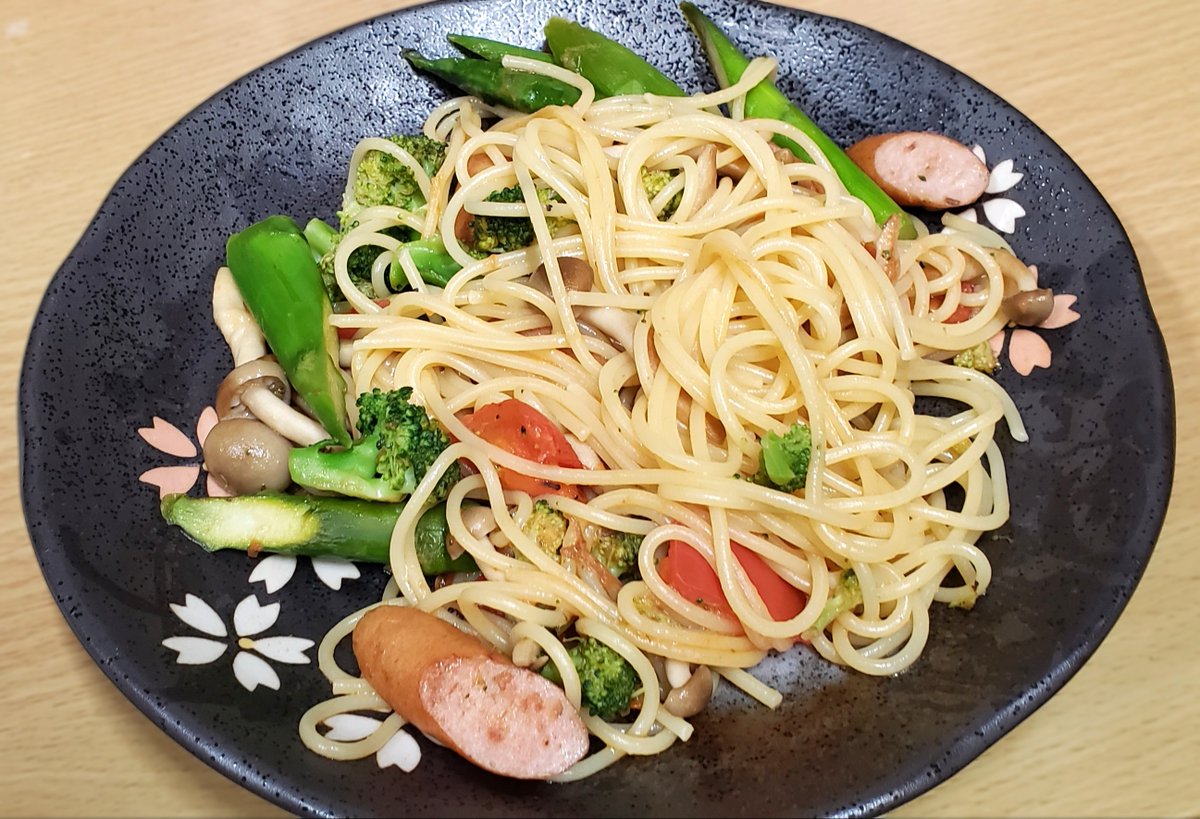 ishiduca's tweet photo. #本日の夕食 
アスパラガス、ブロッコリー、しめじ、トマト、ウィンナーのスパゲッティ https://t.co/qNfvWGUvAU