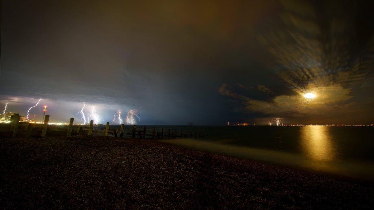 kaiwiinter's tweet photo. Last nights lightning from Hove Beach https://t.co/OaOEaBaHK6