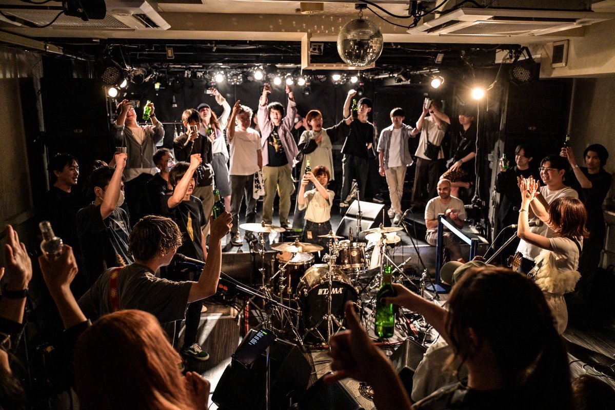 kolks_jp's tweet photo. kolks presents "NIGHT SWIMMING -Familiar Dawn-"、出演してくれたザ•ラヂオカセッツ、そして台風が迫る中、新宿NINE SPICESに集まってくれた皆様、本当にありがとうございました！

📸 @logokomoi 

#kolks https://t.co/VUbAz7QXXG