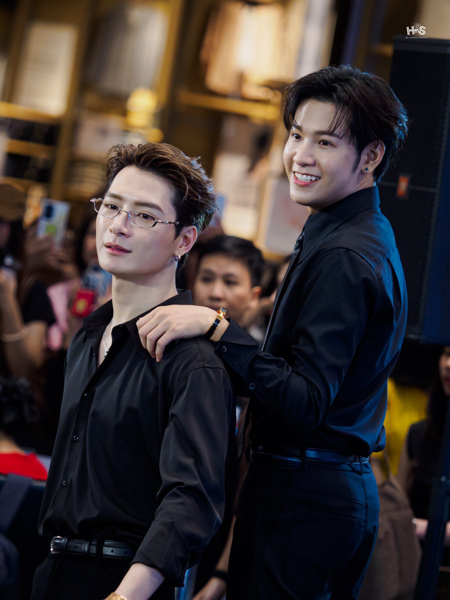 __hideandseek's tweet photo. แฮปปี้มากเลยสินะ เกาะน้องตลอดเลยยย 😆🫶🏻

KRISTSINGTO​ x URANUS​

#UranusClinicxKristSingto 
#คริสสิงโต https://t.co/vC6QdHbT9E