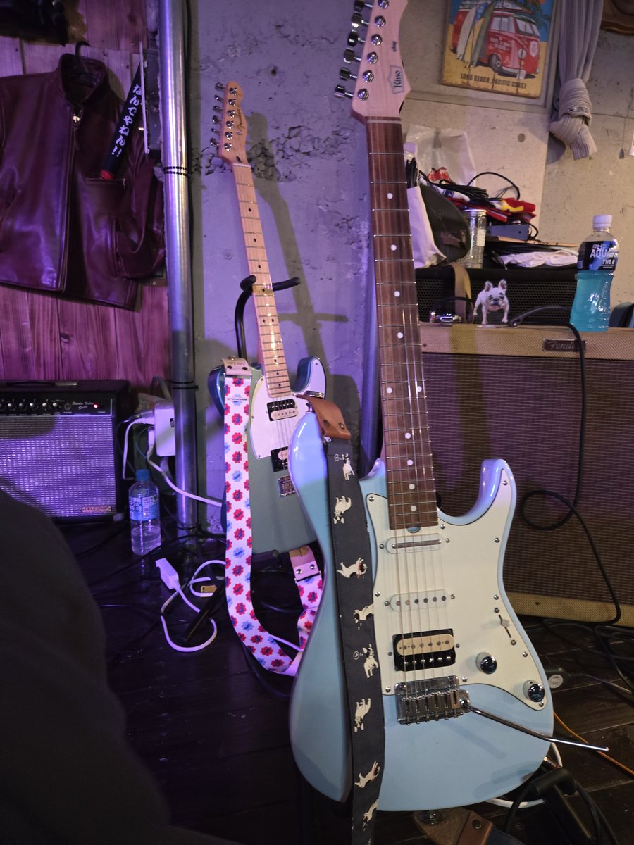 masapoo_2009's tweet photo. 本日の相棒はkinoくんと、Fenderくん
あ、ミルキーさんもいるよ！
本番までバキバキにリハやってます、ほとんど本番2回しです(笑)
弦切れないと良いなぁ、今日はカッティングしまくりだから https://t.co/7BZ1mNiJrD