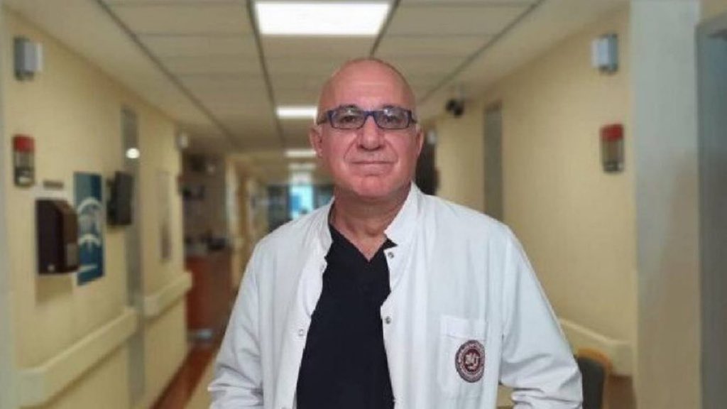 notdropnotdrop's tweet photo. Annesine vefa borcunu böyle ödedi!

Neriman Köksal hamile kaldığında doktorlar, kalp yetmezliği olan anneye "hayati risk var, hamileliği sonlandırmamız lazım" diyerek hamileliği sonlandırmak istedi.

Anne Neriman Köksal kabul etmedi, "rüyamda gördüm, doktor oğlum olacak" diyerek  hayatını riske atmak pahasına çocuğunu doğurdu. Dünyaya gelen "Cengiz" bebek büyüdü ve gerçekten de tıp fakültesini kazandı.

Ne var ki henüz daha yeni mezunken, ameliyat olup yapay kalp kapağı takılan annesi, enfeksiyon nedeniyle ameliyattan yalnızca birkaç gün sonra 58 yaşındayken yaşamını yitirdi.

Annesini kaybeden Cengiz Köksal eğitimine ve araştırmalarına hiç ara vermedi. Önce doçent ardından profesör oldu.

Ve Prof. Dr. Cengiz Köksal, geçtiğimiz yıl geliştirdiği ve binlerce insanın hayatını kurtaracak "yapay kapağa gerek kalmadan hastanın kendi dokusu ile triküspit kapağı tamir etme yöntemi" ile dünya tıp literatürüne adını yazdırdı.