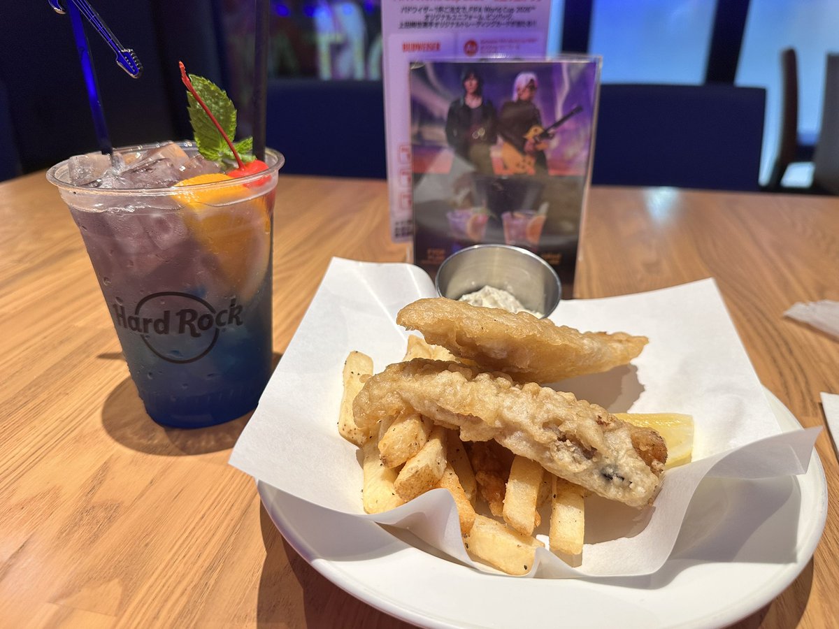 choco_pi_'s tweet photo. 直前ダメだったので #ハードロックカフェ横浜 ❤
チケットダメならここへ来ると決めていた🥺✨
ほぼファンの方で、恋心踊れてとても素敵空間だった☺️
ひと足お先に、お疲れ〜👊
 #FYOP  #naked https://t.co/t2ysoGsdoN