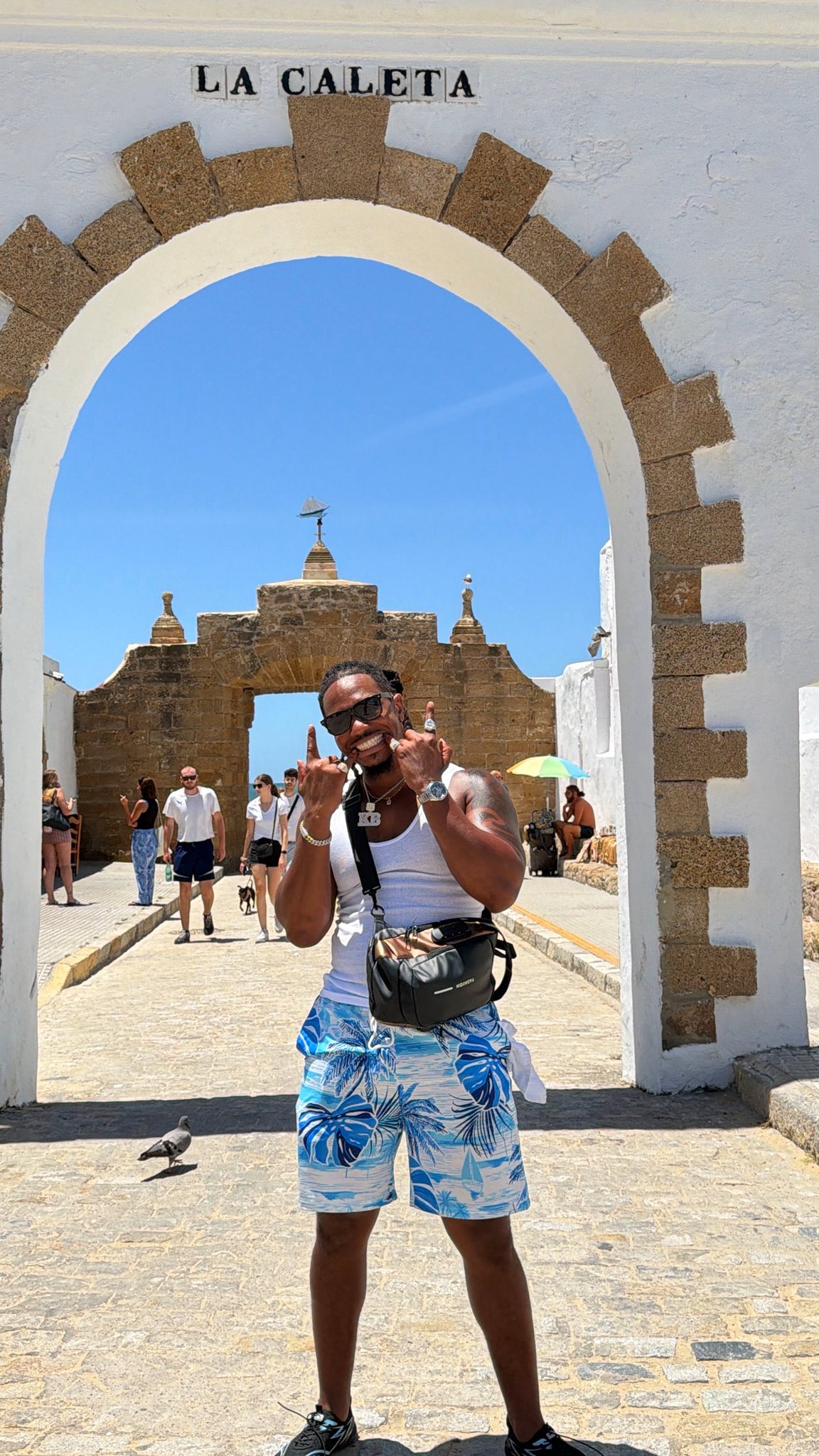 4 pic. Cádiz, Spain 🇪🇸 just stole a piece of my heart. 🌊☀️ Every city has a different vibe… this one felt like freedom ! https://t.co/dGJEd4BBqP