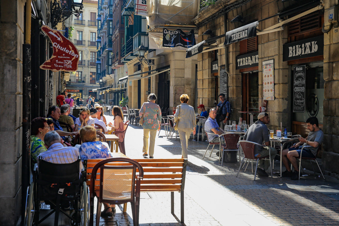ibzaabi's tweet photo. سان سيباستيان ( Spain ) 🇪🇸

مدينة في إقليم الباسك، خليج على شكل صدفة، وأشهر مدينة في العالم بكثافة نجوم ميشلان نسبة لحجمها. لو أنت من عشّاق الأكل، هذي قبلتك.

الإقامة:
• Hotel Maria Cristina - أيقونة المدينة الفاخرة منذ أكثر من قرن.
• Hotel de Londres y de Inglaterra - إطلالة مباشرة على شاطئ لا كونشا.

الأكل والقهوة:
• La Cuchara de San Telmo - من أشهر حانات التاباس (البينتشوس) في البلدة القديمة.
• Arzak — مطعم بثلاث نجوم ميشلان لتجربة لا تنسى (يتطلب حجز مبكر).
• تنقل بين حانات البينتشوس في البلدة القديمة وذوق صحناً من كل واحدة.

تذكر:

شاطئ La Concha، الصعود لجبل Igueldo بالقطار القديم، التجول في البلدة القديمة، ومنحوتة (مشط الريح) على الصخور.

سان سيباستيان تثبت إن المتعة أحياناً تأتي في صحن صغير.

لو جهزت نفسك لرحلة كاملة حول الأكل، أي مدينة تختار؟