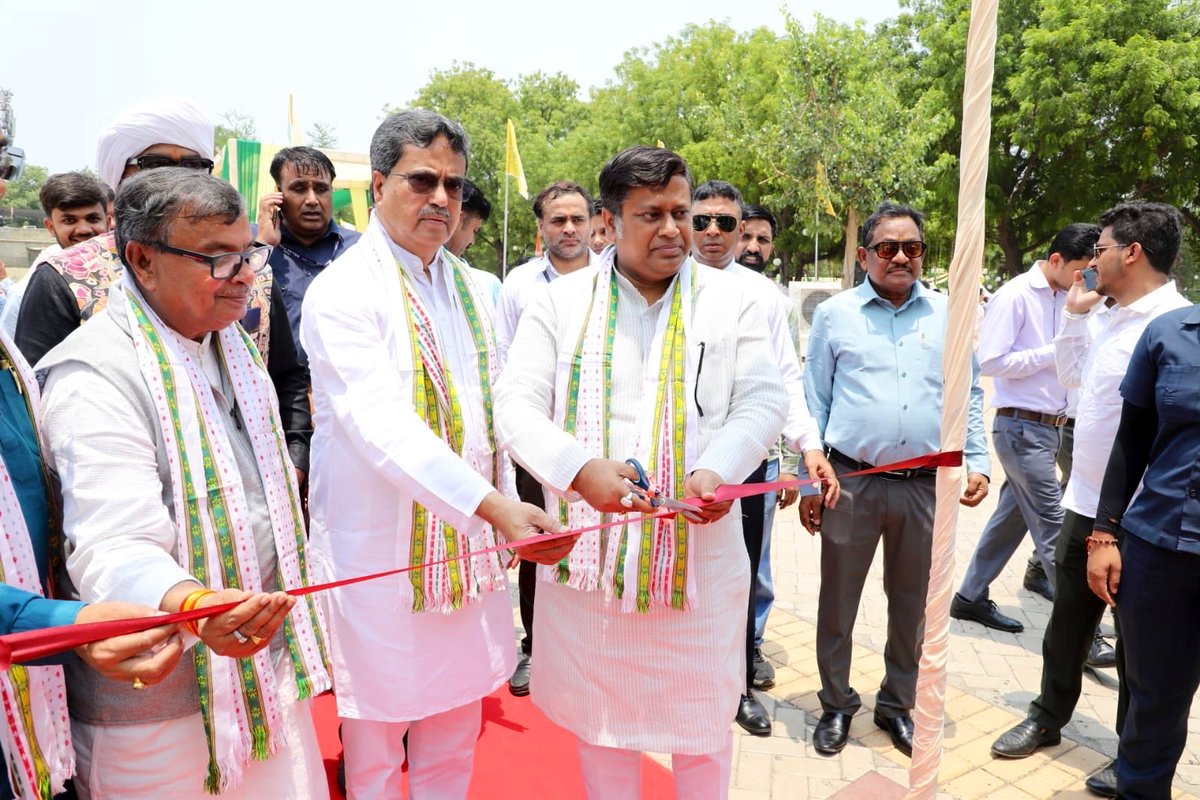 DrSukantaBJP's tweet photo. Honoured to inaugurate the Tripura Global Pineapple Festival 2026 in New Delhi along with Hon'ble Chief Minister of Tripura, @DrManikSaha2 Ji.

The festival showcases Tripura's world-renowned Queen Pineapple, reflecting the state's excellence in horticulture, its vibrant cultural heritage, and the immense potential of its farmers and entrepreneurs. Such initiatives are strengthening market access, promoting value addition, and taking the unique flavours of the Northeast to the world.

@MDoNER_India @PMOIndia 

#Tripura #GlobalPineappleFestival #QueenPineapple #NortheastIndia #VocalForLocal