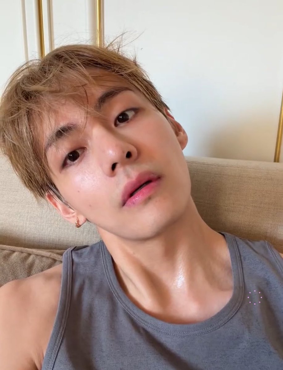 Storemc913thv's tweet photo. @celineofficial Kim Taehyung is coming

TAEHYUNG FOR CELINE
#VxCELINE
#CelineBoyV https://t.co/4YfrjF2Ng1