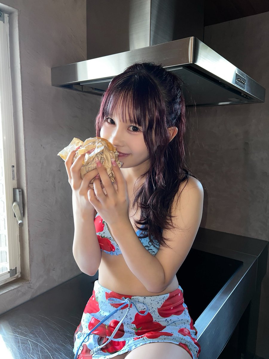 bibian_1stbook's tweet photo. ⌢⌢⌢⌢⌢⌢⌢⌢⌢⌢⌢⌢
﹉﹉﹉﹉﹉୨♡୧﹉﹉﹉﹉﹉
    🍒オフショット公開🍒
﹍﹍﹍﹍﹍﹍﹍﹍﹍﹍﹍﹍
   ⌣⌣⌣⌣⌣⌣⌣⌣⌣⌣⌣⌣
#CANDYTUNE  
#村川緋杏1st写真集

撮影の合間にハンバーガーを食べる #びびちゃん 🍔
こちらの水着の柄、みなさんは何に見えますか？トマト？🍅さくらんぼ？🍒

ご予約はこちら▼