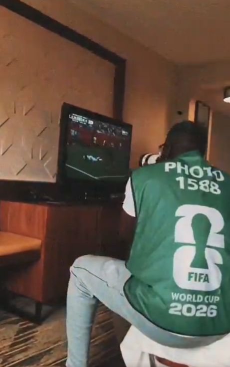 Romain_Molina's tweet photo. Faute d'avoir obtenu un visa à plusieurs entrées pour les Etats-Unis, le photographe officiel de la sélection sénégalaise de football 🇸🇳, Sidy Talla, n'a pas pu se rendre au Canada pour le match contre l'Irak mais a voulu immortaliser le moment en prenant des photos depuis sa chambre d'hôtel

Le souci des visas n'a toujours pas été réglé (même si on en parle bien trop peu au fur et à mesure de la compétition...)