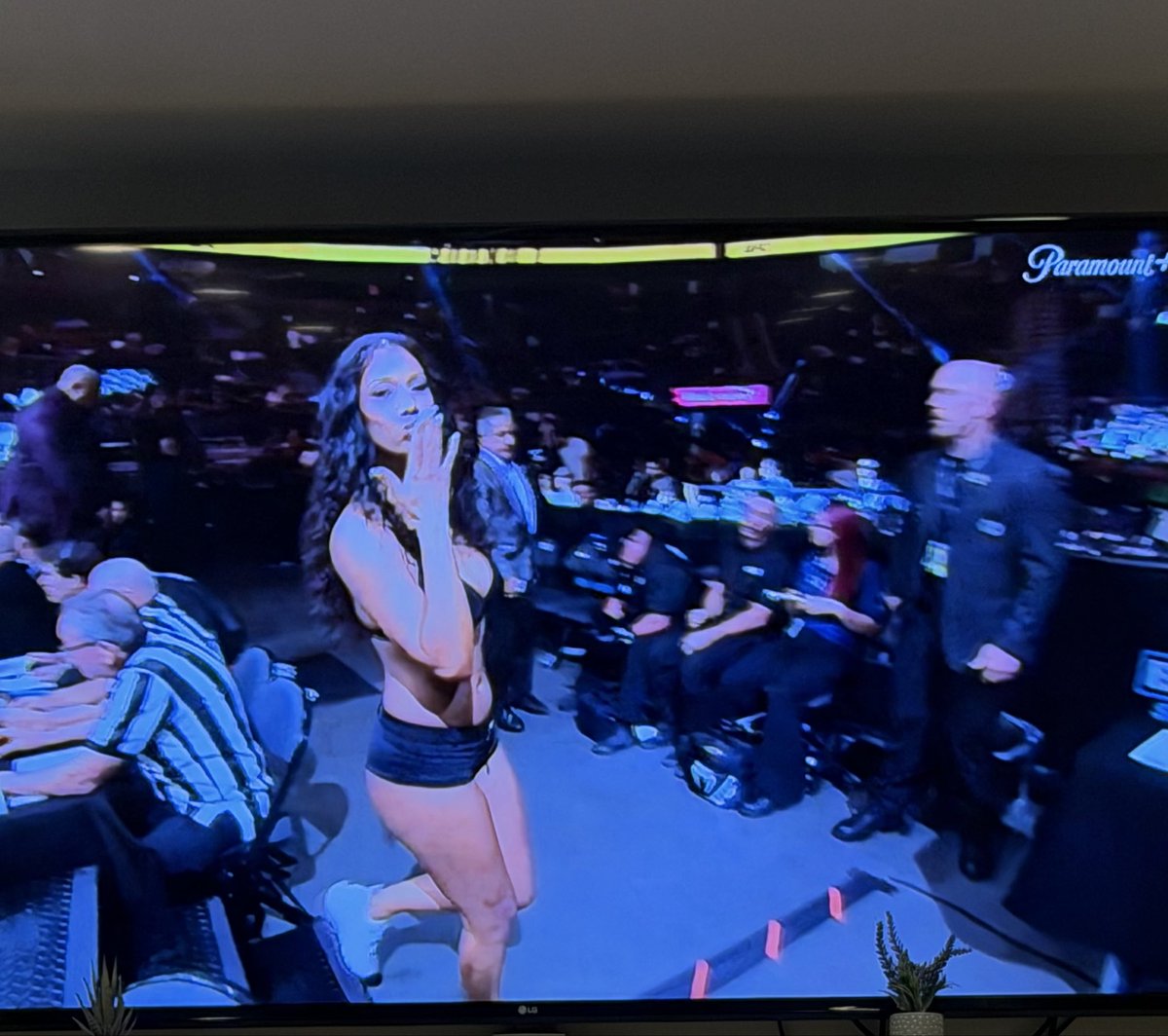 vindog8484's tweet photo. Is @helloBROOKLIYN in the house??
She sure is!! 💃👸🔥☄️🥰😍🐐
#UFC329 #Vegas
#Conorisback #McgregorHolloway https://t.co/W33TINnaQ3
