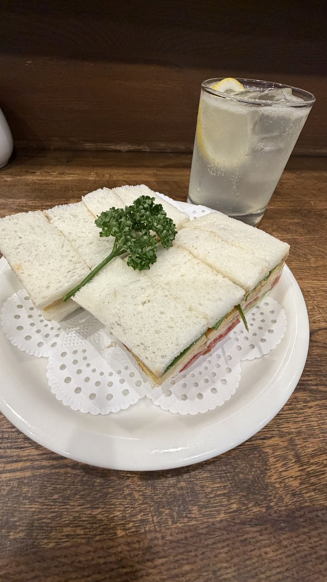 kiiyon42's tweet photo. おはようございます☁️
昨日まで大阪。
モーニング食べたり、カフェ巡り、
音楽聴きに行ったりしました。
今朝は、ヨガ5分。
瑠璃な1日を✨
#朝活
#ヨガ
#大阪 https://t.co/UWIUbahUGr