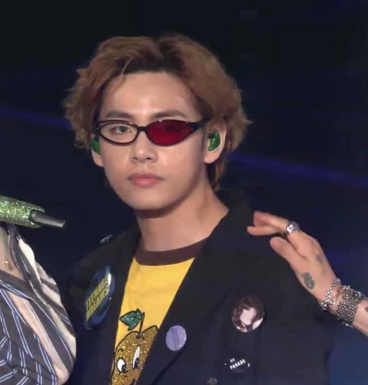 Taehyungimpact's tweet photo. CRYINGGGG…THE WAY IT COMPLETES THE GLASSES 😭😭 PLS TAEHYUNG NEVER CHANGE https://t.co/yQmwBWAdIQ