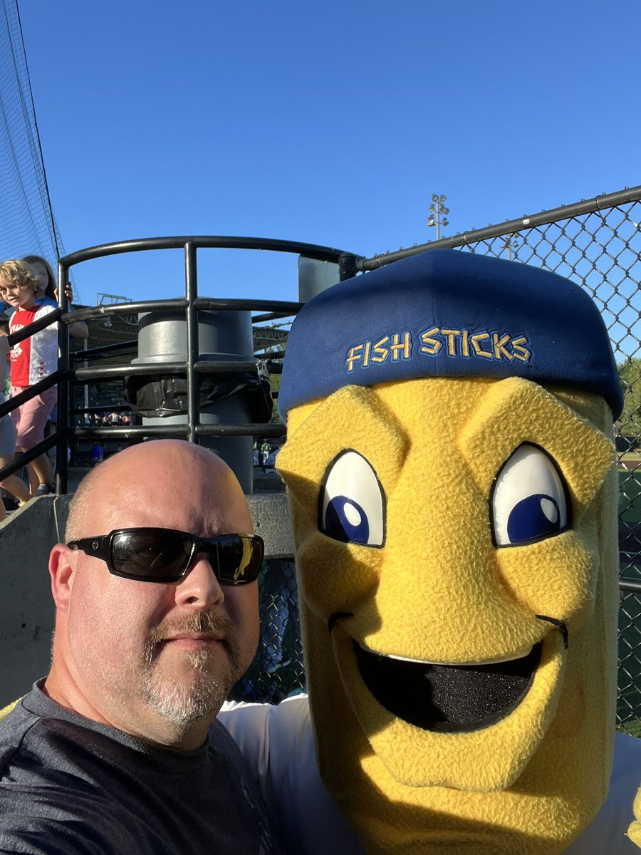 jscukanec's tweet photo. @GoFishSticks @ChrisEgan5 If you need a guy who has played catch for 1,593 consecutive days…including one with Fin…I know a guy.
#catcheveryday https://t.co/bRnfqhaMvz