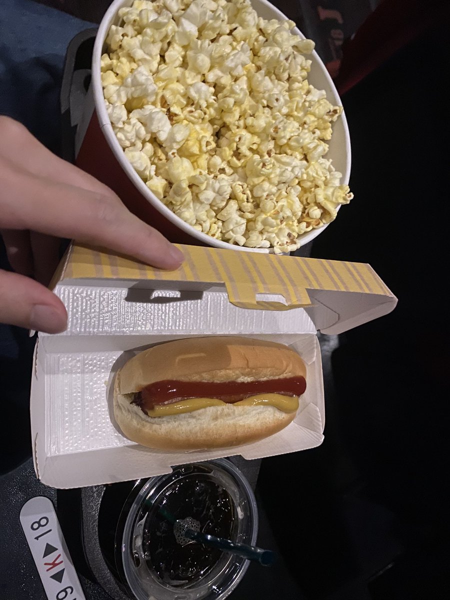 mount___Fuji's tweet photo. 映画館に食事しにきてるw https://t.co/MPxBtrsHSd