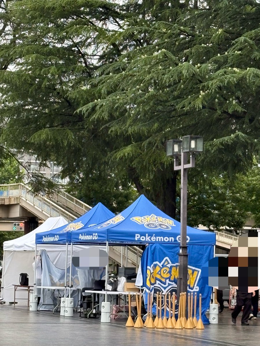 warawarasan10's tweet photo. 昨日より茶屋側のレイド増えてます！

昨日はなかったテントやキッチンカーも🚚

無理せず頑張りましょ〜！！ https://t.co/abvTk1zH8E