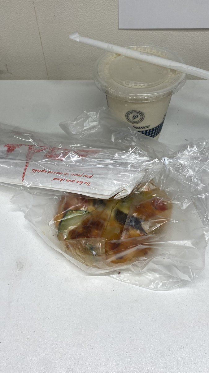 ryuhei_wot's tweet photo. 喫茶店で売ってたバナナスムージーとなんか野菜いっぱいのぱんとチュロス。
朝飯 https://t.co/cVbsAGcH85