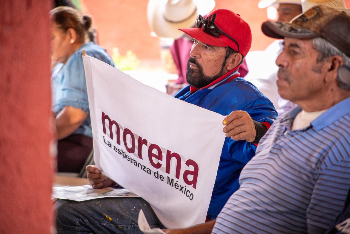 UlisesMejiaH_'s tweet photo. Un gusto saludar a las y los amigos de #Valparaíso.

Seguimos recorriendo el territorio para fortalecer la Transformación y la Soberanía Nacional, convencidos de que la mejor forma de defender este movimiento es informando de frente a la gente, escuchando sus inquietudes y compartiendo los resultados que juntos hemos logrado con nuestra presidenta @Claudiashein.

¡Gracias por su confianza! Sigamos demostrando que sí hay de otra.
