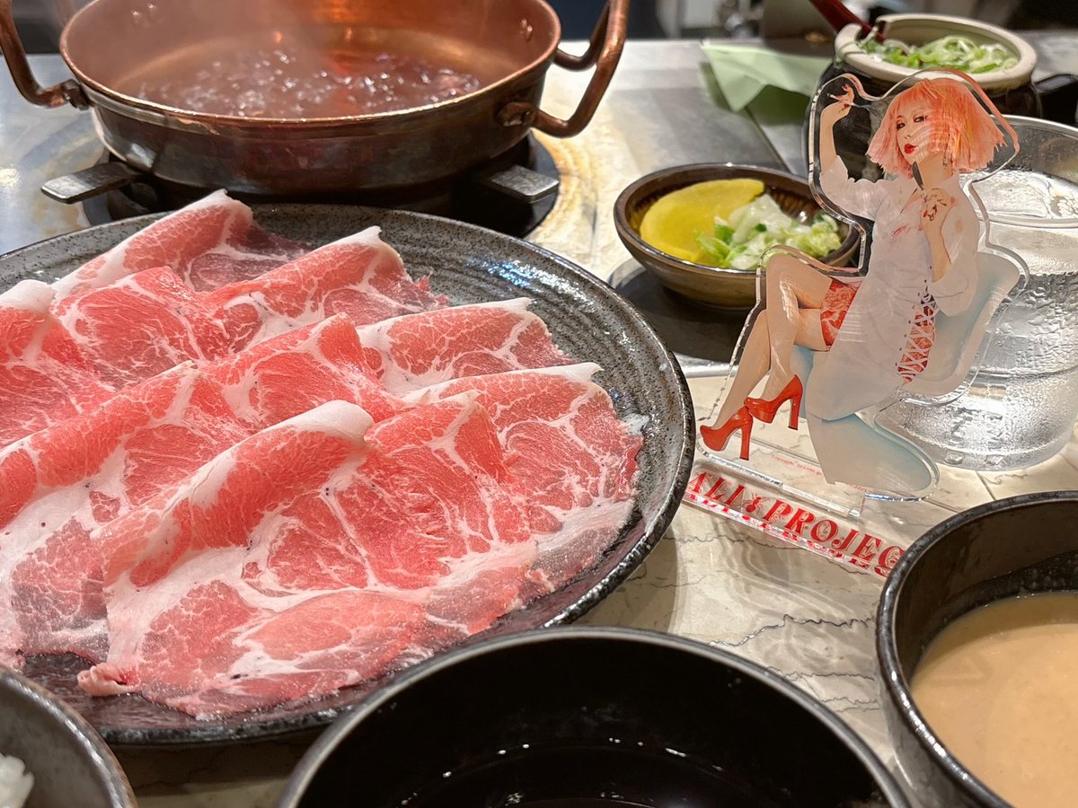 kani0915's tweet photo. 美味しいものが似合うアクスタ。 https://t.co/FpTkg20ogA