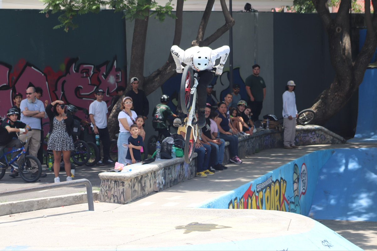 comudegdl's tweet photo. 💙 En Comude Guadalajara seguimos impulsando espacios públicos que nacen de la participación ciudadana, fortalecen el talento local y promueven el deporte como una herramienta para construir comunidad.
#ComudeGDL #LaCiudadQueTeCuida https://t.co/QVKxT7sJBN