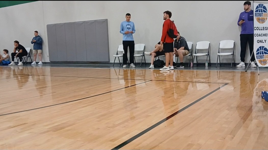 _melowilliams's tweet photo. Coaches sitting sideline watching the matchup between 17U @p2vacademy vs @MinnesotaGold @RL_Hoops Omaha Summer Live. #RLHoops https://t.co/0OTdlxtd3E