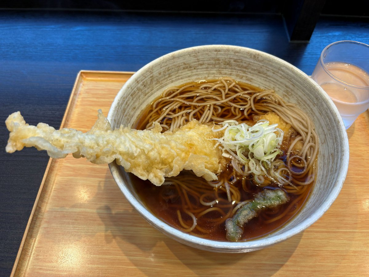 SummrNatu's tweet photo. 小諸そばさんで穴子天そばをいただきました！
券売機はせいろでしたが温で😍
長い穴子天を割り
出汁を潜らせていただきました😍
大変美味しかったです😍
出汁を吸った穴子天がちょっと柔らかく
ふわっとした感じもありウマウマです(^^♪
！！！美味しい！！！
#立ち食いそば
#小諸そば https://t.co/meM2g4sUSI