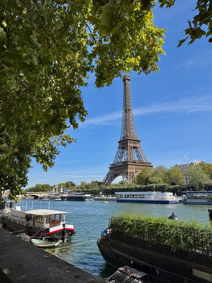 echoesofworld's tweet photo. Paris, France https://t.co/6BaFFu77bo