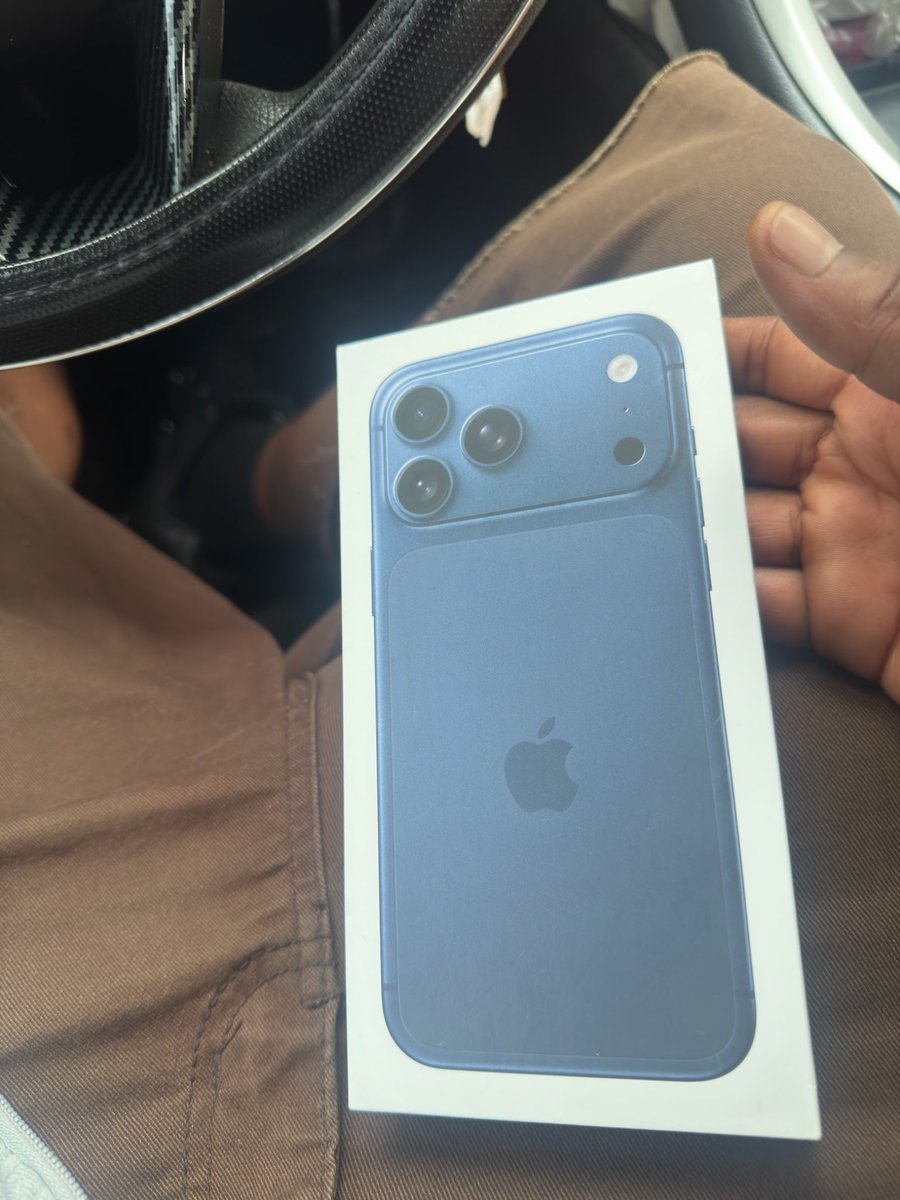 4sup__'s tweet photo. I was bored so I brought the iPhone 17 pro max 😂 https://t.co/umWr2sioI2