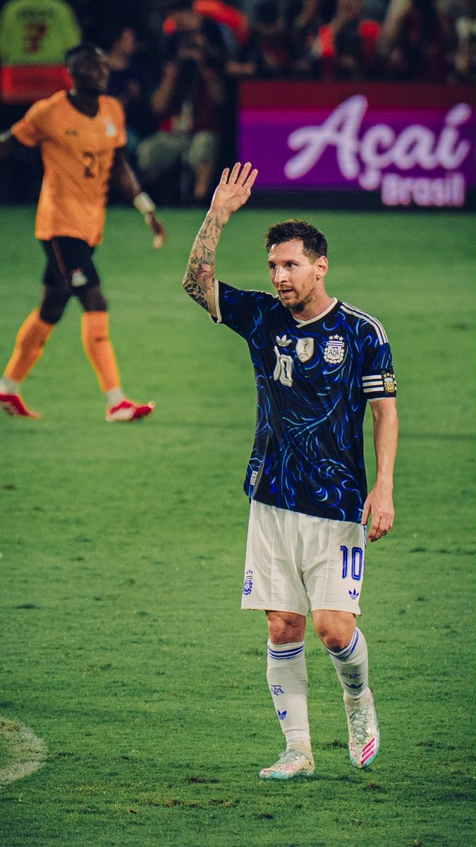 SalomLeonardo's tweet photo. Messi es la Argentina cuando deja de discutir consigo misma y se atreve a ser grande.

Es el pibe que salió en silencio, cruzó el mundo, soportó el desprecio de los soberbios, cargó derrotas que otros usaron para escupir veneno y volvió con la gloria en los brazos. Sin vender humo. Sin disfrazarse de pueblo. Sin pedirle permiso a ningún tribunal de periodistas.

Hay quienes se creen dueños del pueblo. Reparten carnets de pertenencia, deciden quién es popular y quién es “antipueblo”, como si la identidad de millones pudiera encerrarse en la opinión de un estudio de televisión. Pobres de espíritu: confunden el eco de su micrófono con la voz de la Nación.

Pero el pueblo no tiene dueños. El pueblo elige. Y eligió a Messi.

No porque hablara mejor que nadie. Todo lo contrario. Porque entendió una verdad que muchos olvidan: las palabras emocionan un rato; los hechos atraviesan generaciones.

Ojalá algún día nuestros dirigentes aprendan esa lección. Que hablen menos y hagan más. Que cambien los discursos grandilocuentes por acciones extraordinarias. Porque al final no somos lo que prometemos: somos lo que hacemos.

Messi jamás nos prometió la gloria. Nunca construyó un relato sobre sí mismo. Simplemente hizo su trabajo con una disciplina, una humildad y un amor por la camiseta que terminaron regalándole la mayor alegría a un país entero.

Quizás por eso representa tanto a la Argentina. Porque en un tiempo de vendedores de palabras, apareció un hombre que eligió hablar únicamente con sus actos. Y los actos, cuando son verdaderos, siempre terminan venciendo al relato.