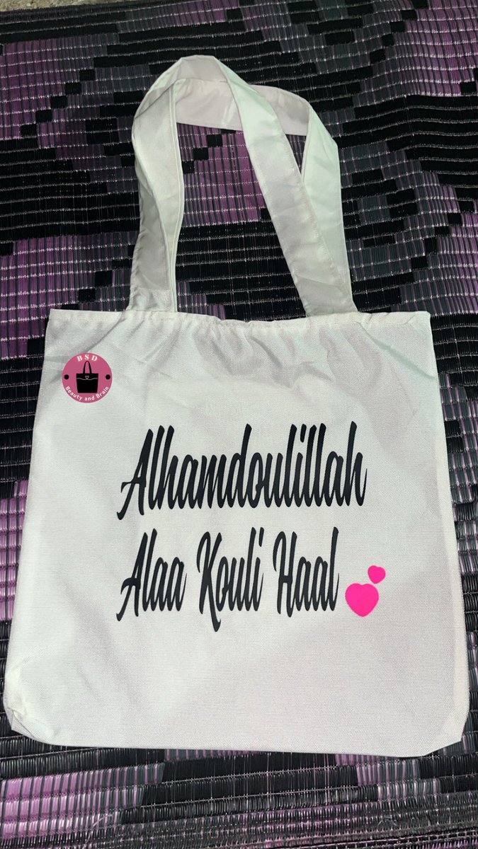 Dieyemassambaa's tweet photo. La beauté de mes sacs😭❤️❤️masha’Allah
#totebagsenegal #Magal #Touba #MadeInSenegal https://t.co/ueJTmcKIFp