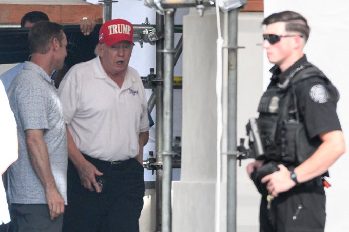 OurShallowState's tweet photo. Trump returning to the WH today, the picture of spryness, awareness, and overall health. https://t.co/ImIwsCB2nO