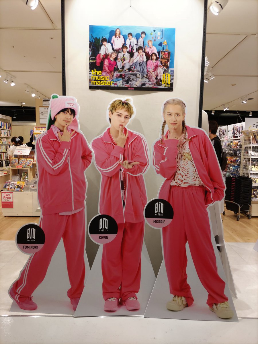 HMVなんばのBUDDiiS等身大パネル🤟🤟🤟ピンクの衣装もポーズもみんな