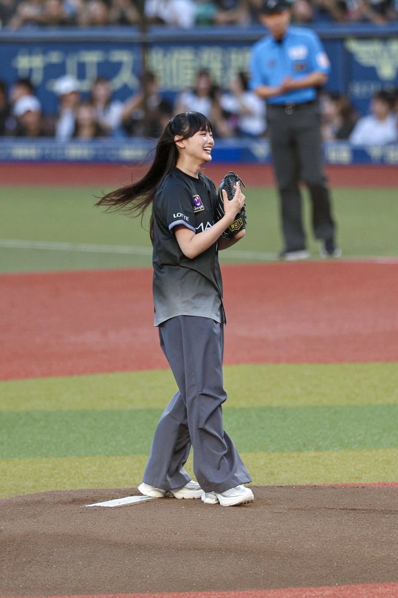 fujiykara's tweet photo. 2026.07.10
櫻坂46 山﨑天さん
三塁側だったので遠目の天ちゃんでした笑
ナイスピッチング！(希由翔良かったね！)

この写真、実は夕陽にやられてオレンジ潰れでした。自己処置できずにAI頼み。
感謝です…すげえ。 https://t.co/aHaWYYbztJ