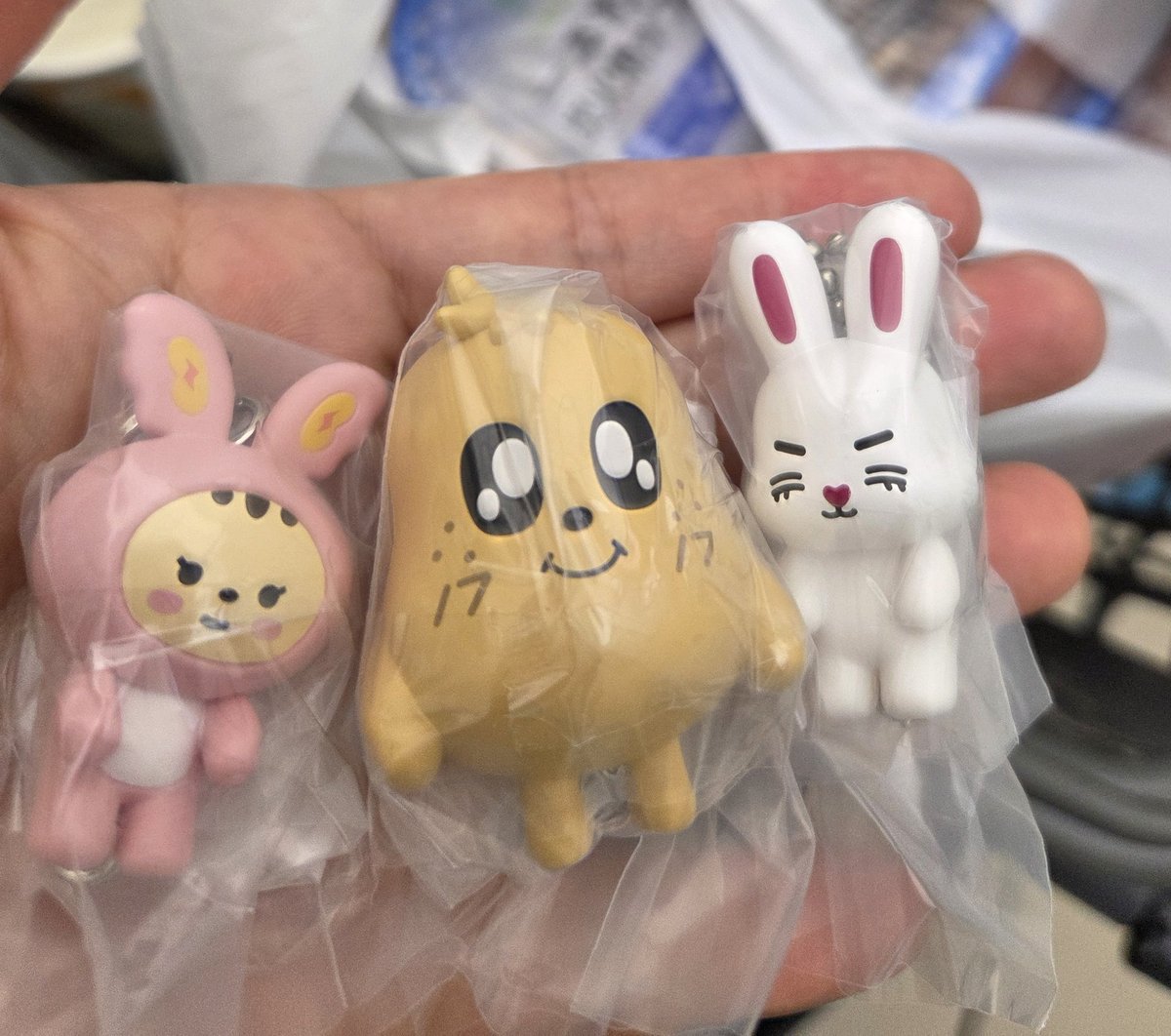 caratvvv's tweet photo. 今日は残業だけで終わる予定だった。
なのにガチャポンを見つけた瞬間、 CARATの本能が勝ちました💎
「1回だけ」が通用しないのは、 ライブのアンコールとガチャだけ🤣 https://t.co/6Ngs8sheBb