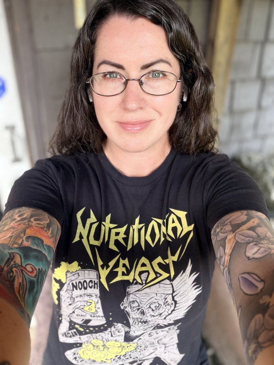 jennyalaking's tweet photo. Gotta rock the nooch Municipal Waste pop art shirt to the vegan pizza party, amirite? 😂🌱 

What are (or were, depending on timezone) your big Saturday evening plans? 🤘🏻 https://t.co/uACPEgccTV