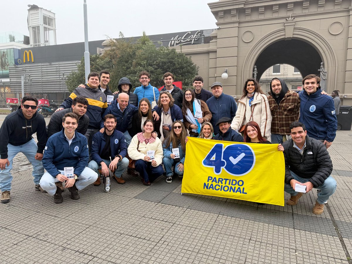 adelantepais_'s tweet photo. Jornada de militancia invitando vecinos para el Congreso de @AlianzaPaisUY en el marco de los 18 años del @ESPACIOCUARENTA. 

📍Municipio B: Cufré y Pagola; Acevedo Díaz y Rivera
📍Municipio C: Nuevocentro
📍Municipio CH: Punta Carretas https://t.co/oxxaJmelPB