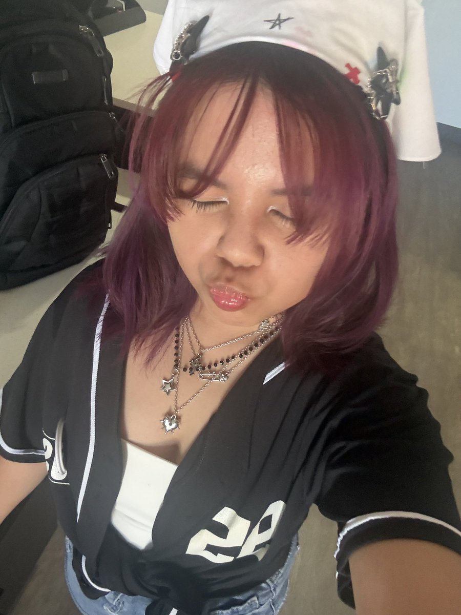 livlaughmgc's tweet photo. LA I AM IN YOU! IF U SEE ME COME UP TO ME I GOT HELLA FREEBIES! https://t.co/GHUKBPLmbw