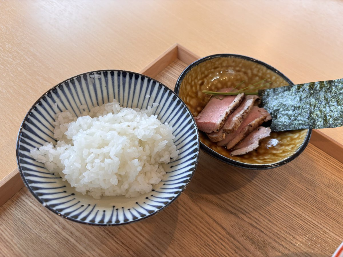 IZMD22's tweet photo. そろそろ落ち着いたかなと中華そばHIBARIさんへ

初訪問ですが気になった冷やし山椒に御膳セットを鴨ロースご飯少なめで

キンキンに冷えたスープにつるぷりの麺
ふわりと香る山椒で爽やかで美味しい
鴨ロースはご飯に合う味付け

朝から美味しいラーメンを食べて元気に仕事行ってきます https://t.co/EKdw7zCmgB