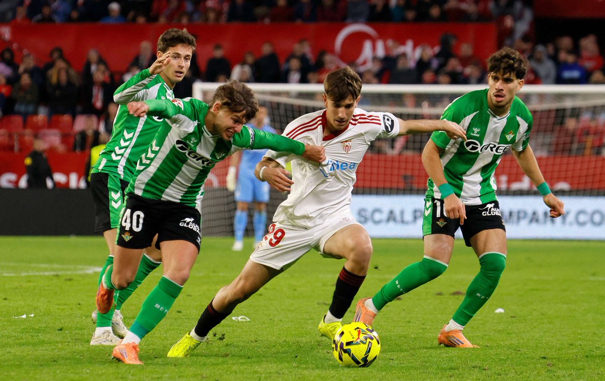 antongll's tweet photo. Me nombro a mí mismo, principal valedor de Miguel Sierra. Creo que el sevillista es el mayor exponente de talento del nuevo grupo de cantera.

Tiene minutos (58) con el primer equipo como para realizar una pequeña reseña analítica, apoyado visualmente de @FootyStats_org. Voy a ello.