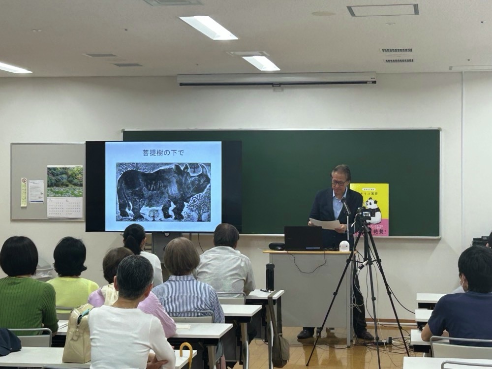 Shueisha_int's tweet photo. 話題の『動物哲学物語ナイス実存』を出版したばかりのドリアン助川さんが6月末、大阪NHK文化センター梅田教室で講座＆朗読！大勢の方で教室は埋まり、インドサイの物語の朗読をみなさん聞き入ってらっしゃいました。当日の様子は▶https://t.co/ImigrxLGQU
（編集SN）@arlequinTetsuya @nhkcul_umeda @nhkcul @lee_shueisha