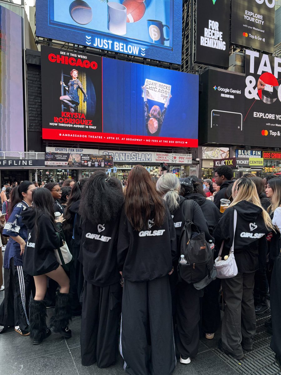 lexigrls's tweet photo. TIMES SQUARE… IM SHAKING https://t.co/Ow6d14cf2z